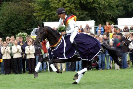 Herzog TSF - Bundeschampion der 6-jährigen Vielseitigkeitspferde 2009